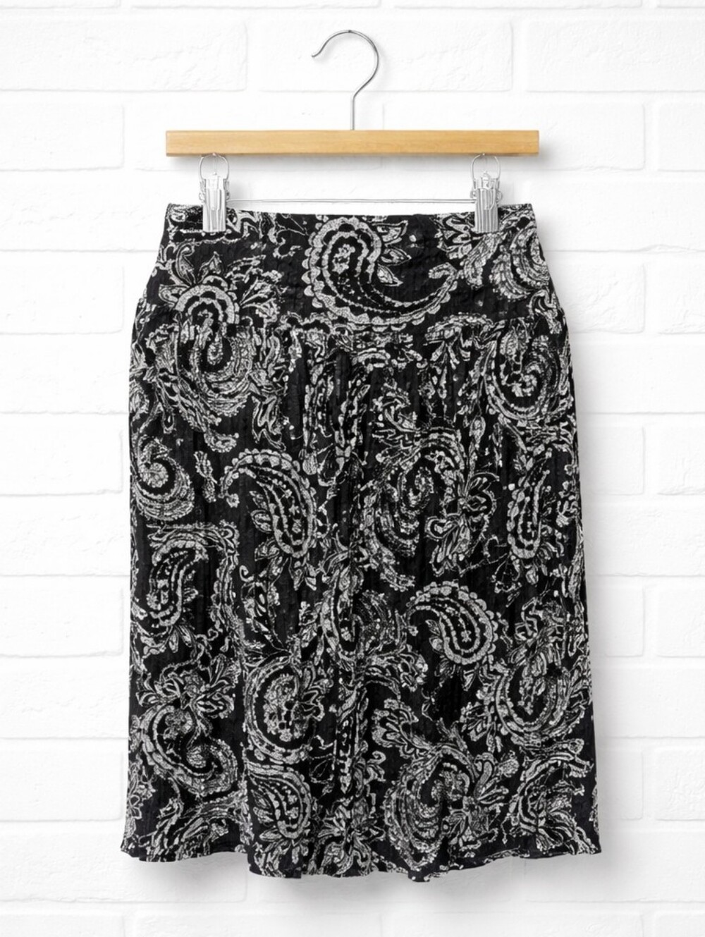 Life Style | Black & White Patterned Crinkle Lined Skirt,  Size XL. NWT